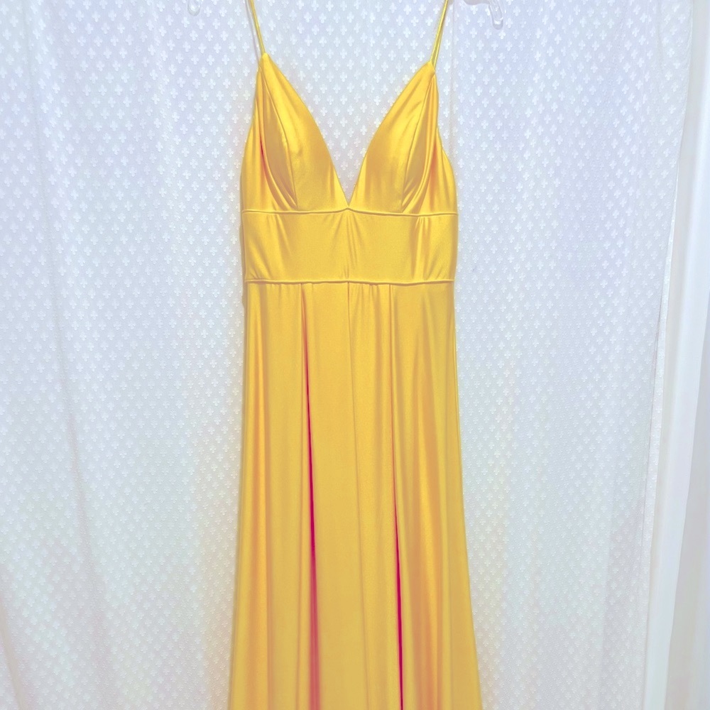 Long, trailing Prom Dress